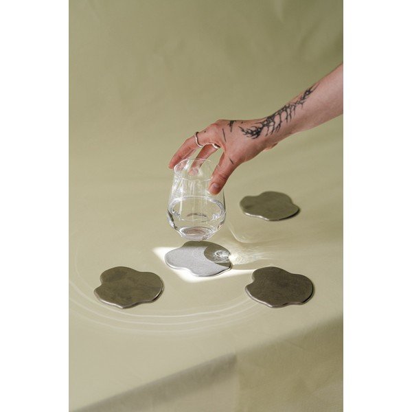 Set di sottobicchieri argentati in metallo 4 pz Plama – noo.ma-image-3