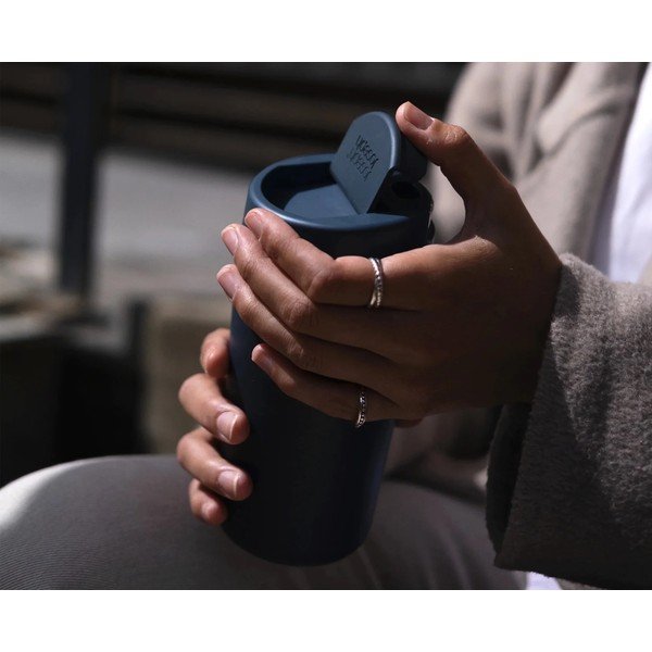 Tazza da viaggio blu scuro-antracite 450 ml Sipp - Joseph Joseph-image-1