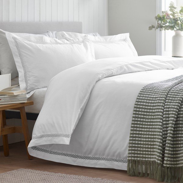 Set copripiumino e federa bianco per letto matrimoniale e per letto esteso 230x220 cm Classic Lattice Lace – Catherine Lansfield-image-4