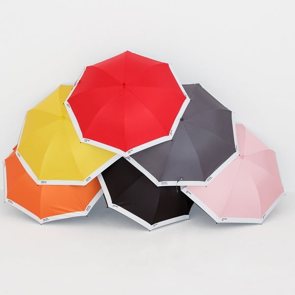 Ombrello nero a piedi nudi - Pantone-image-1