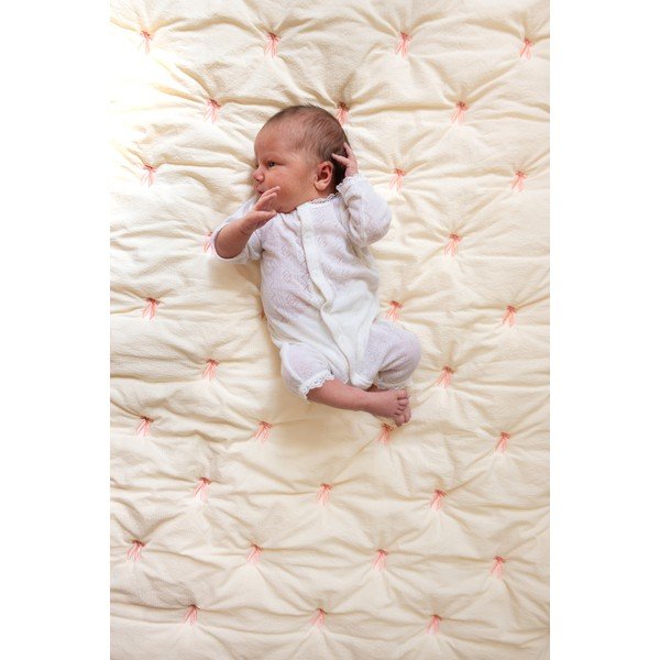 Coperta per bambini giallo chiaro/rosa in cotone organico trapuntata 90x120 cm Bows – Cam Cam Copenhagen-image-1