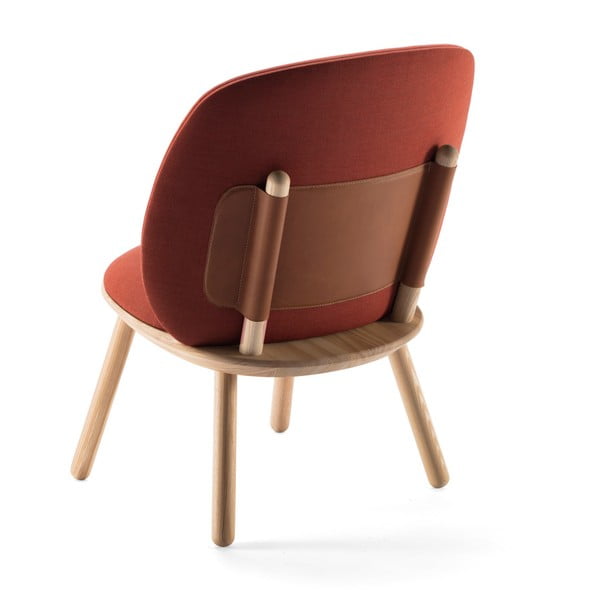 Poltrona marrone cognac con struttura in legno di frassino e dettagli in pelle Naïve - EMKO-image-3