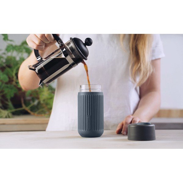 Tazza da viaggio grigio scuro in vetro 340 ml – Black + Blum-image-4