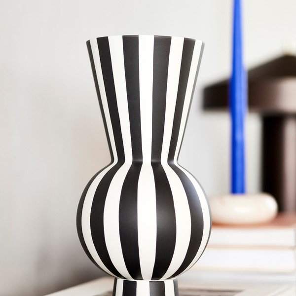 Vaso bianco/nero in gres fatto a mano (altezza totale 28 cm) Toppu – OYOY Living Design-image-1