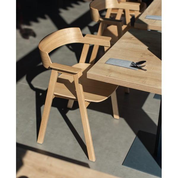 Sedia da pranzo di colore naturale in rovere massiccio con braccioli Flip – Gazzda-image-1