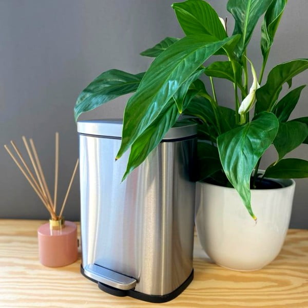 Cestino per la spazzatura color argento opaco in acciaio con pedale 5 l   Akira – Spirella-image-1