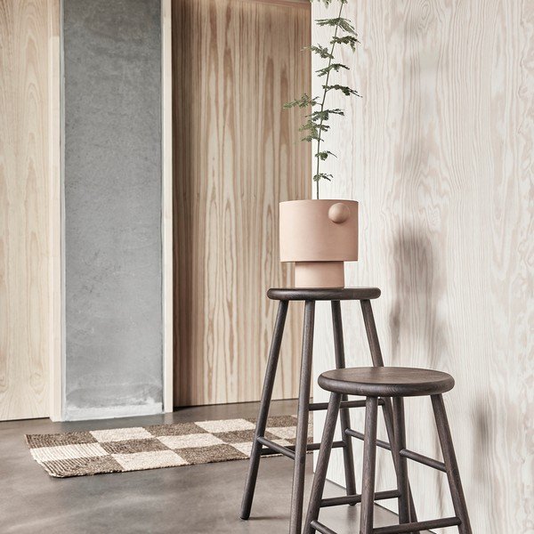 Sedia da bar colore naturale scuro in frassino massiccio (altezza della seduta 65 cm) Moto – OYOY Living Design-image-1