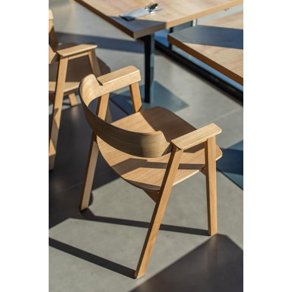 Sedia da pranzo di colore naturale in rovere massiccio con braccioli Flip – Gazzda-image-2