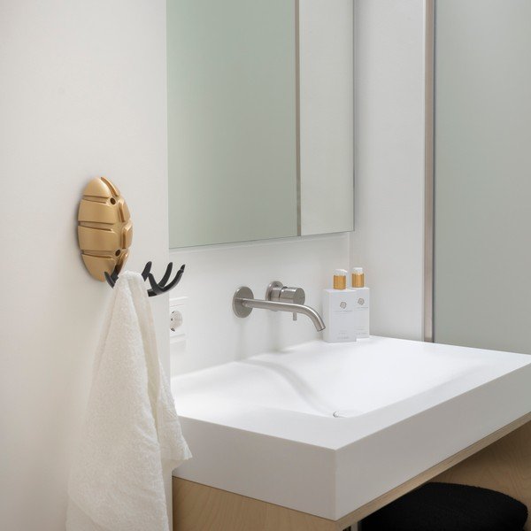 Gancio da parete nero/dorato in plastica Bug – Spinder Design-image-1