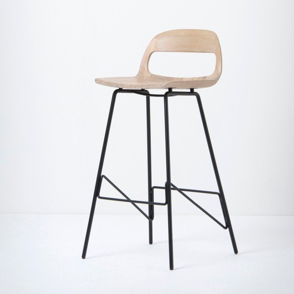Sgabello da bar con seduta in rovere massiccio e gambe nere , altezza 93 cm Leina - Gazzda-image-1