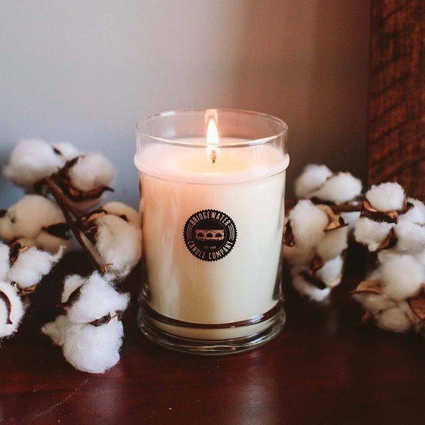 Candela profumata di Bridgewater Candle Company in confezione di vetro con profumo di cotone, durata di combustione 65 - 85 ore White Cotton - Bridgewater Candle Company-image-1