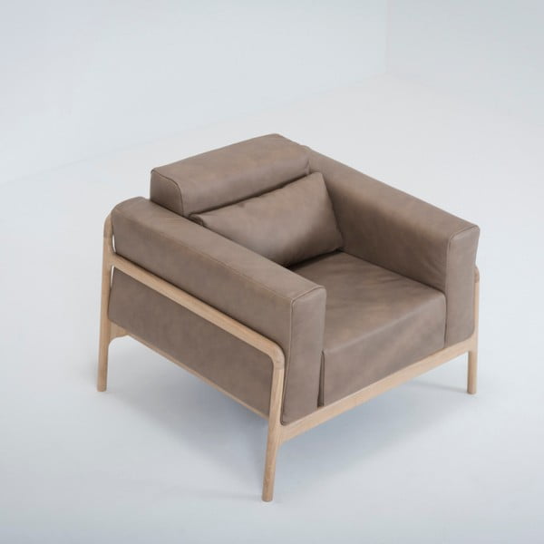 Poltrona in pelle di bufalo marrone chiaro con struttura in rovere massiccio Fawn - Gazzda-image-1