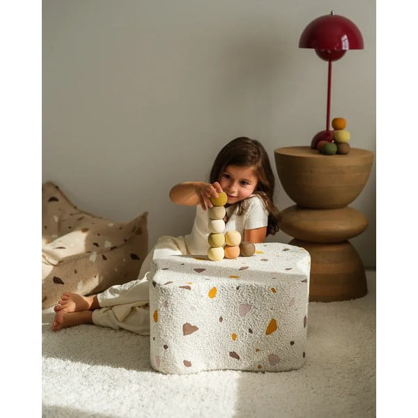 Pouf per bambini bianco con rivestimento in bouclé e ciniglia Terrazzo Cloud – Wigiwama-image-1