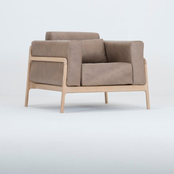 Poltrona in pelle di bufalo marrone chiaro con struttura in rovere massiccio Fawn - Gazzda