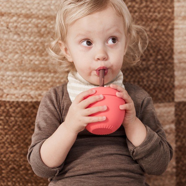 Tazza per bambini rossa in silicone Apple – OYOY Mini-image-1