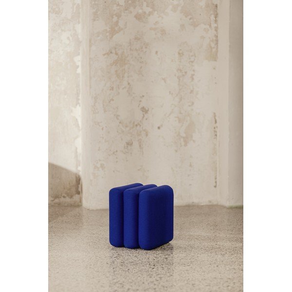 Poggiapiedi blu con rivestimento in lana Radd – noo.ma-image-1