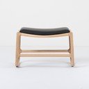 Pouf con struttura in rovere massiccio e dettagli in pelle di bufalo nero Dedo - Gazzda