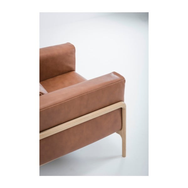 Poltrona in pelle di bufalo marrone cognac con struttura in rovere massiccio Fawn - Gazzda-image-3