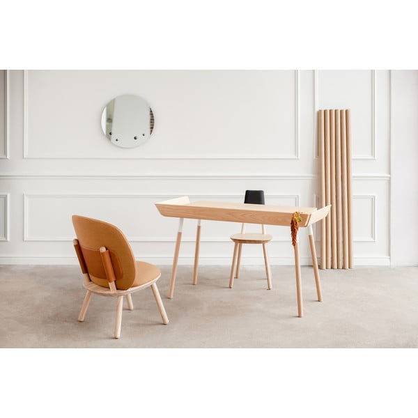 Poltrona marrone cognac con struttura in legno di frassino e dettagli in pelle Naïve - EMKO-image-1