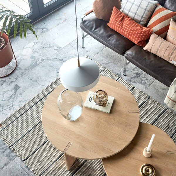 Tavolino da salotto rotondo di colore naturale in rovere massiccio ø 65 cm Oy – OYOY Living Design-image-2
