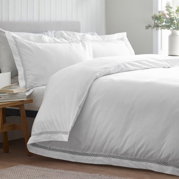 Set copripiumino e federa bianco per letto matrimoniale e per letto esteso 230x220 cm Classic Lattice Lace – Catherine Lansfield-image-1