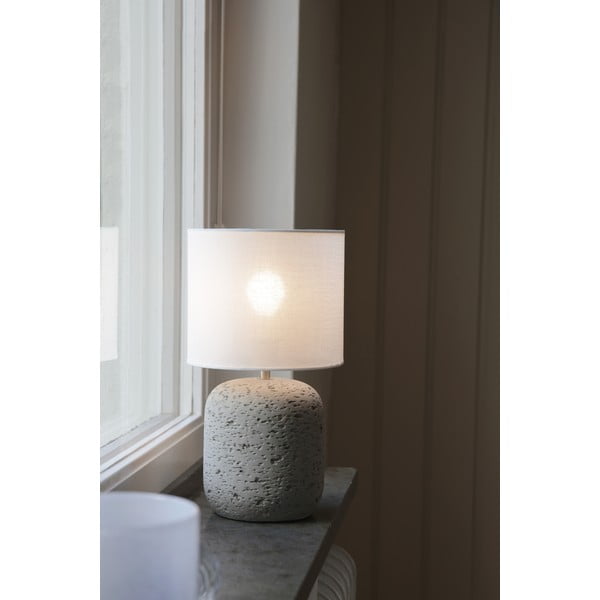 Lampada da tavolo grigia con paralume in tessuto (altezza totale 33 cm) Montagna – Markslöjd-image-1