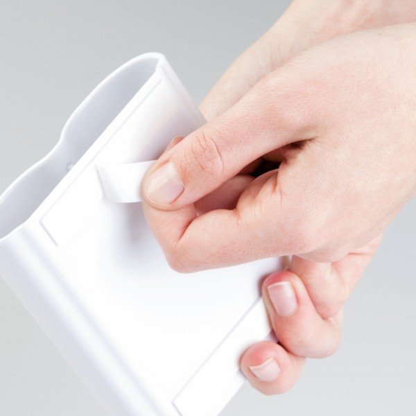 Bílý kelímek na kartáčky InterDesign Affixx-image-1