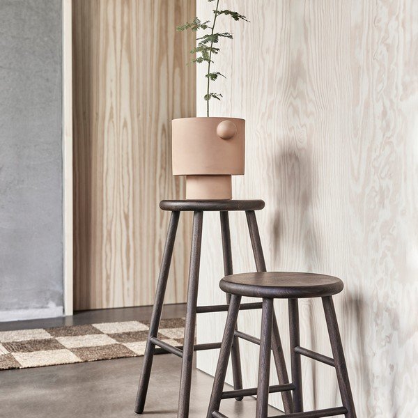 Sedia da bar colore naturale scuro in frassino massiccio (altezza della seduta 65 cm) Moto – OYOY Living Design-image-2