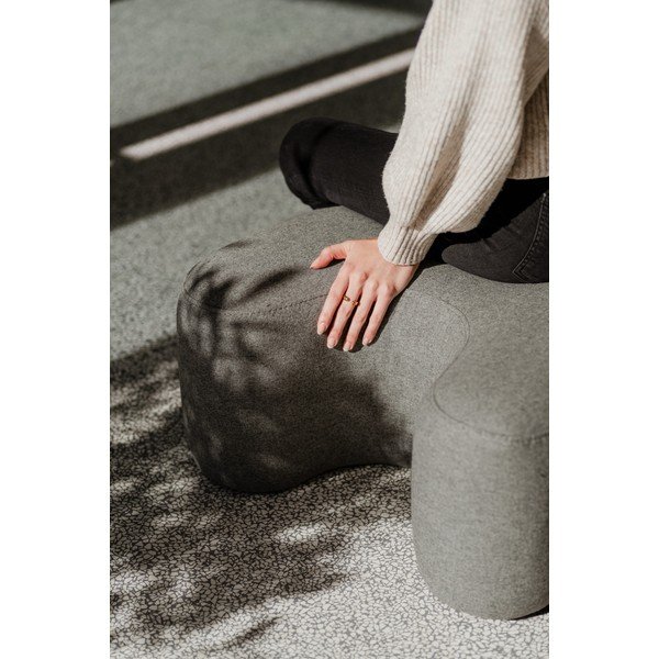Poggiapiedi grigio con rivestimento in lana Ü – noo.ma-image-2