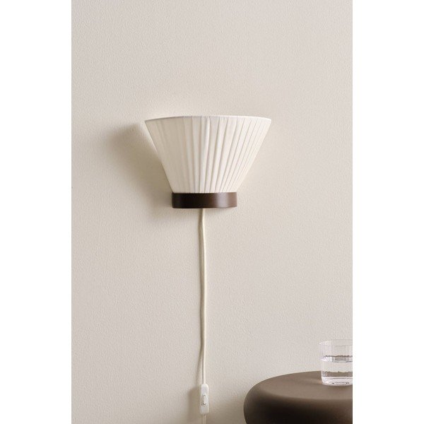 Lampada da parete bianca/marrone in tessuto con alimentazione a corrente Alvar – Jotex-image-2