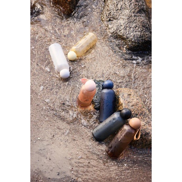 Bottiglia bottiglia da viaggio nera in plastica riciclata 650 ml Tom – Sagaform-image-1