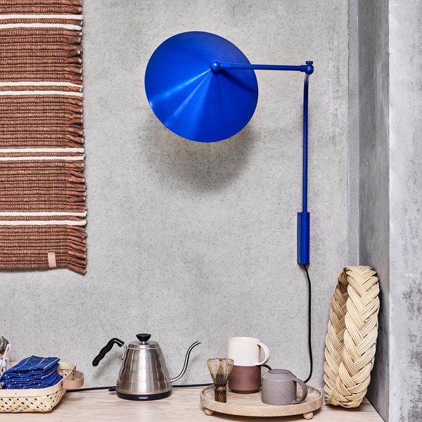 Lampada da parete blu in metallo con alimentazione a corrente Kasa – OYOY Living Design-image-1