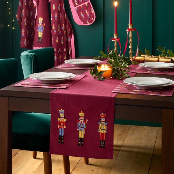 Runner in cotone a tema natalizio 220x32 cm Christmas Nutcracker – Catherine Lansfield-image-1