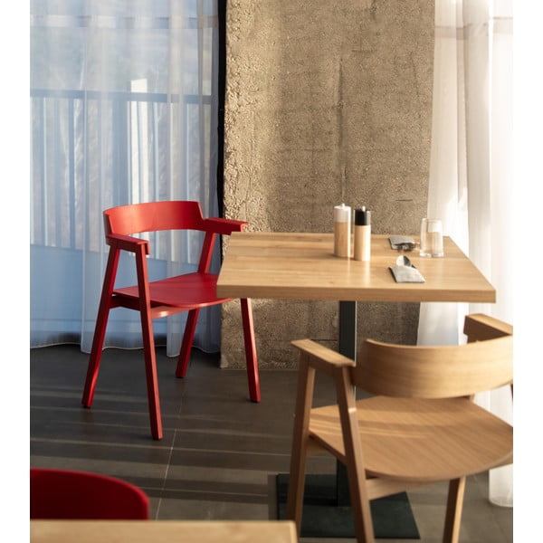 Sedia da pranzo rossa in rovere massiccio con braccioli Flip – Gazzda-image-1