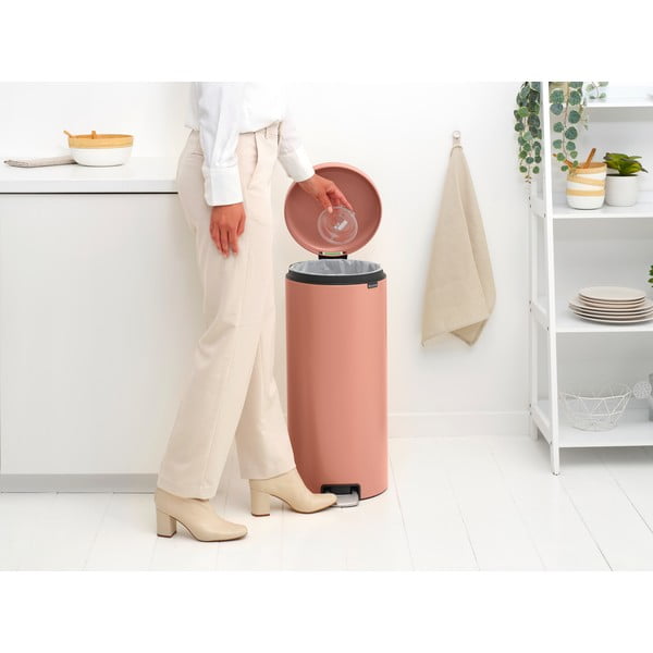 Cestino per la spazzatura color salmone in acciaio con pedale 30 l NewIcon – Brabantia-image-4