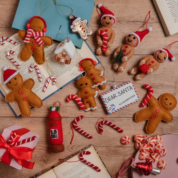 Decorazioni per albero di natale in set in tessuto fatte a mano 2 pz 6,5 cm Gingerbread Couple – Sass & Belle-image-1