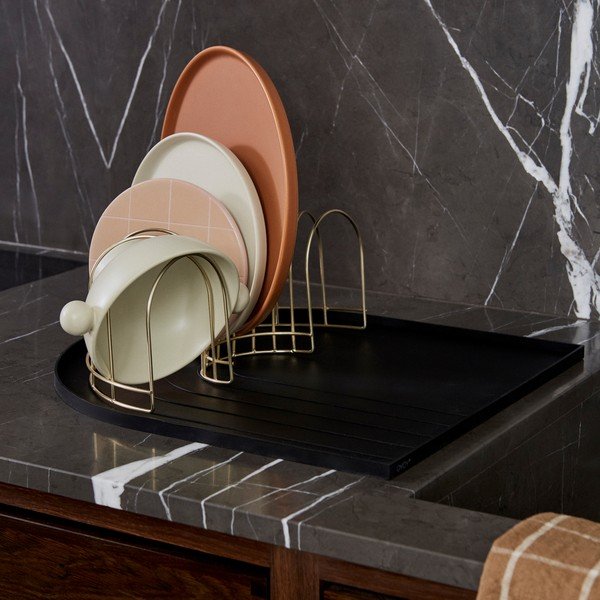 Tappetino scolapiatti nero in silicone 40x36 cm – OYOY Living Design-image-1