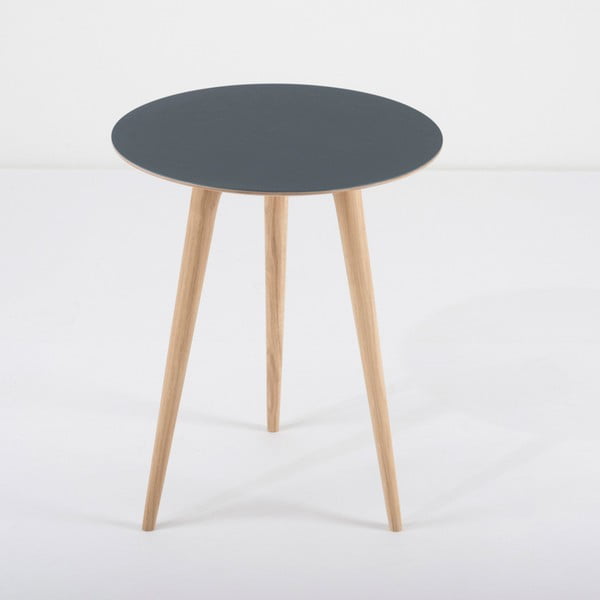 Tavolino in legno di quercia con piano blu , ⌀ 45 cm Arp - Gazzda