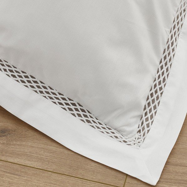 Set copripiumino e federa bianco per letto matrimoniale e per letto esteso 230x220 cm Classic Lattice Lace – Catherine Lansfield-image-3