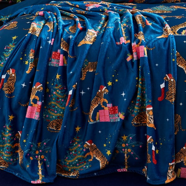 Coperta blu in micropile a tema natalizio 130x170 cm Christmas Tiger – Catherine Lansfield-image-2
