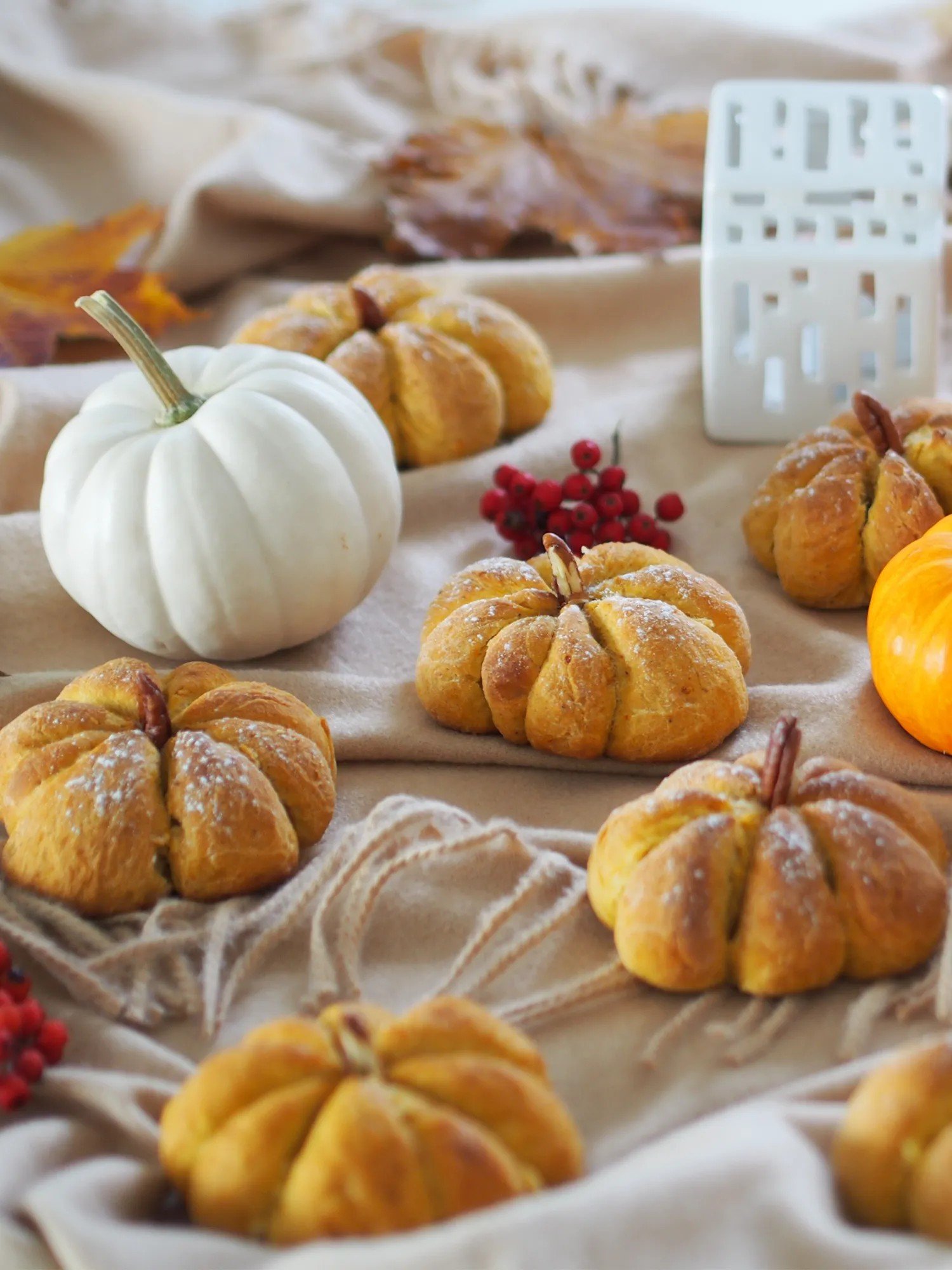 I panini alla zucca sono belli e semplici da preparare.