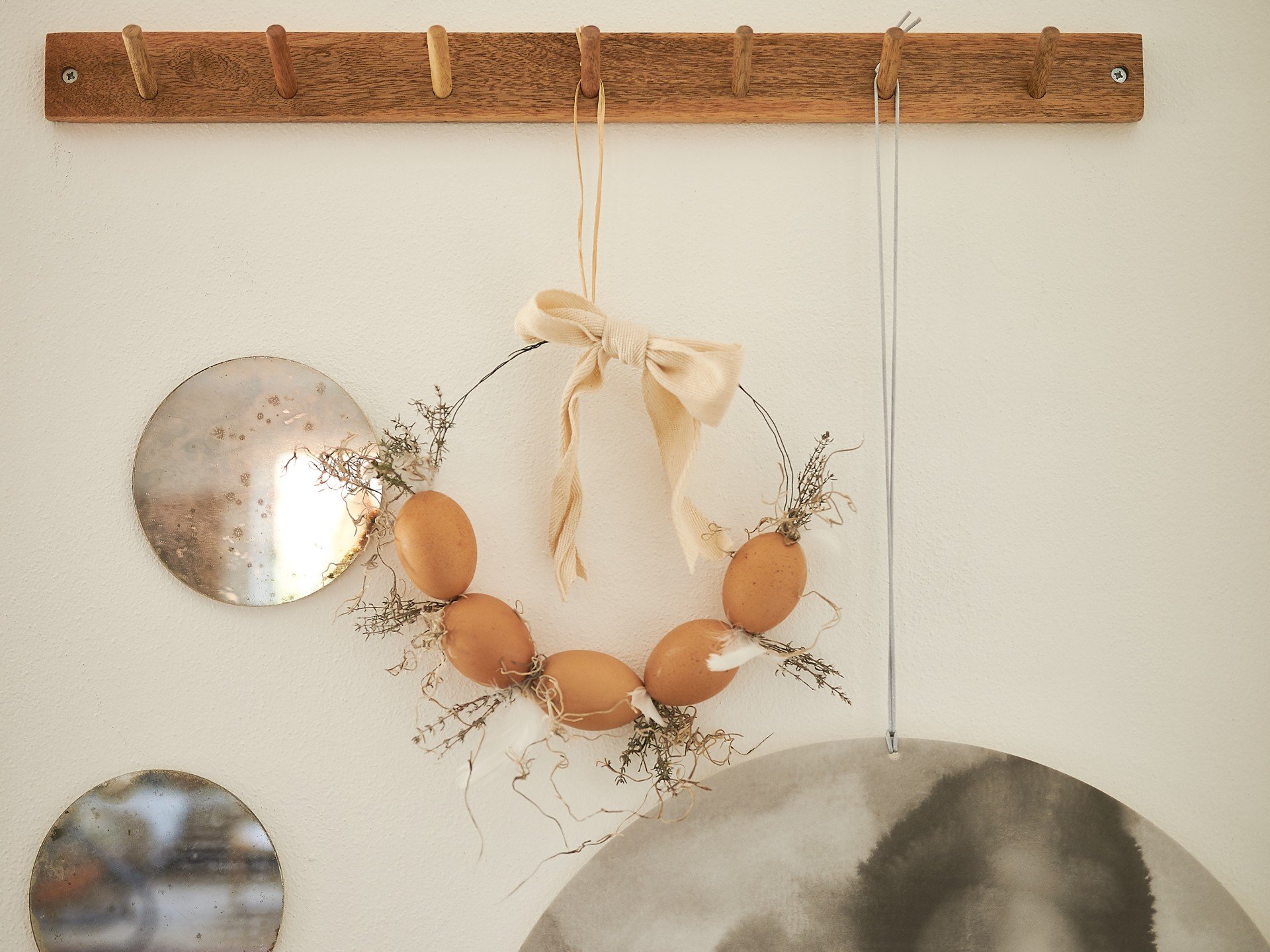 Ghirlanda pasquale da appendere alla porta realizzata con uova