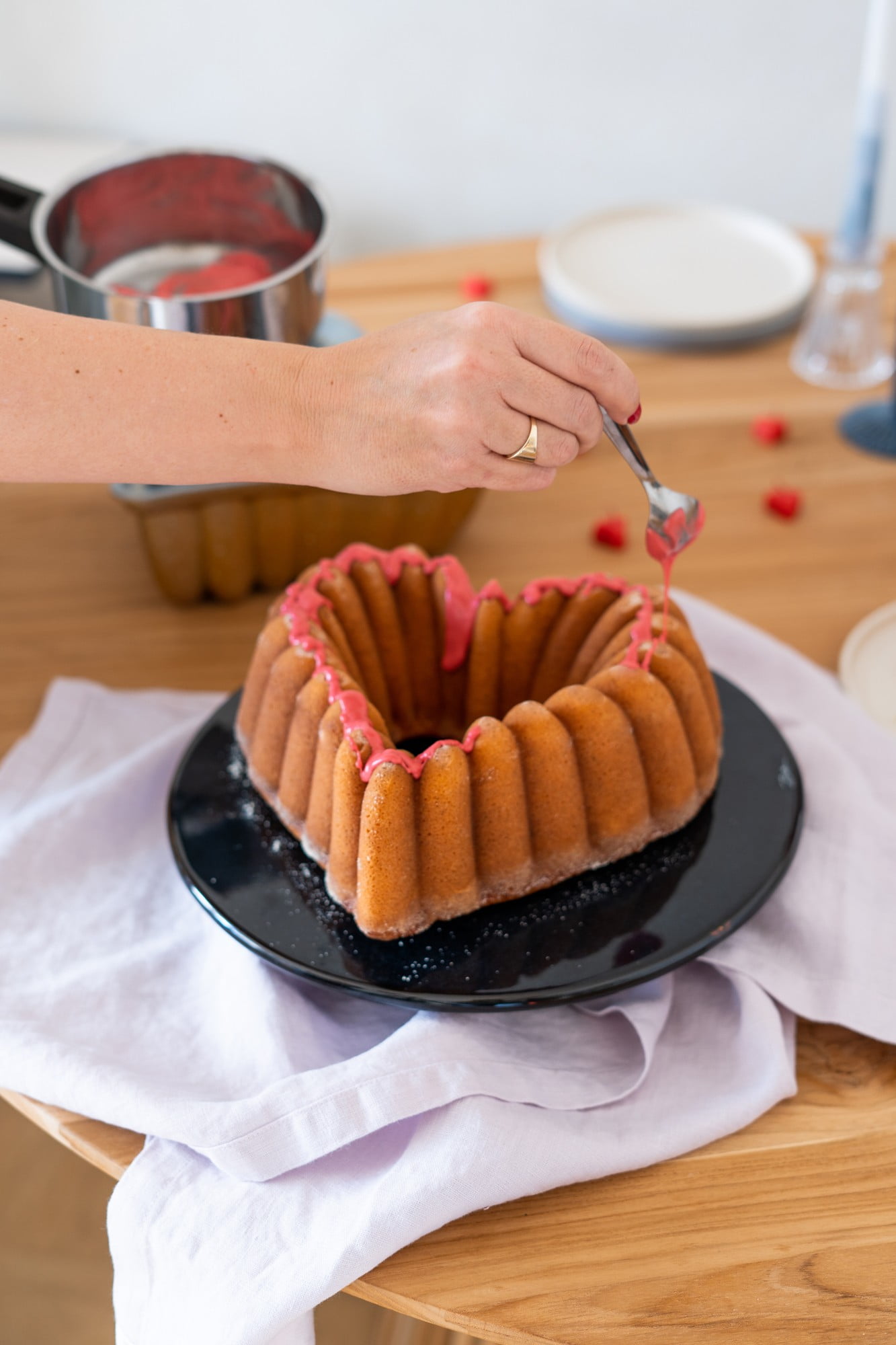 Puoi acquistare la glassa rosa in pasticceria o colorare il cioccolato bianco con un colorante alimentare.