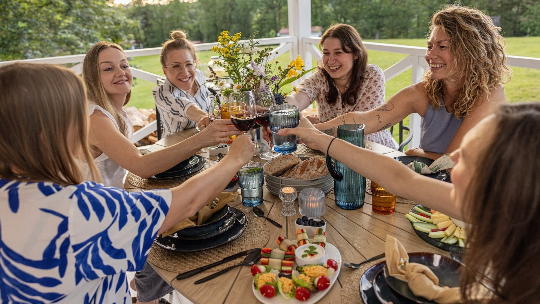 Festa in giardino in famiglia con rinfresco