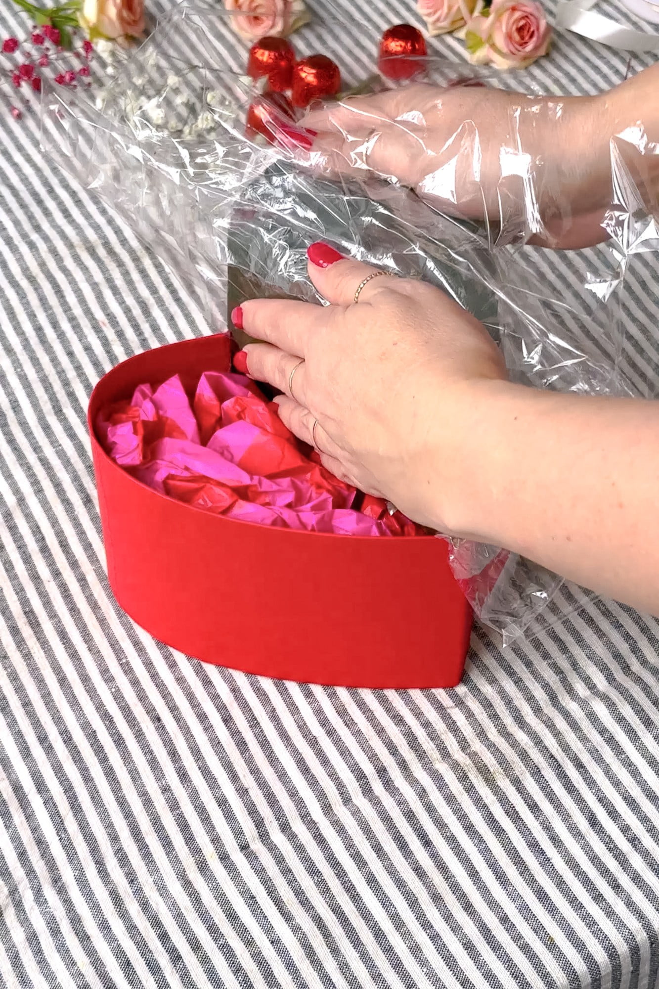 Riponi la spugna in una delle metà della scatola. 