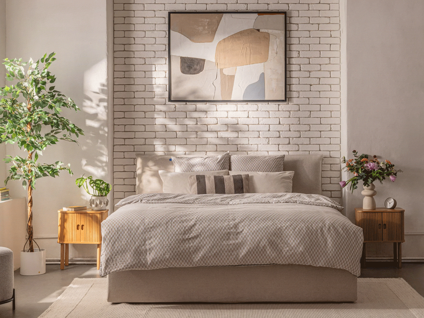 Ravviva la camera da letto aggiungendo delle piante verdi.