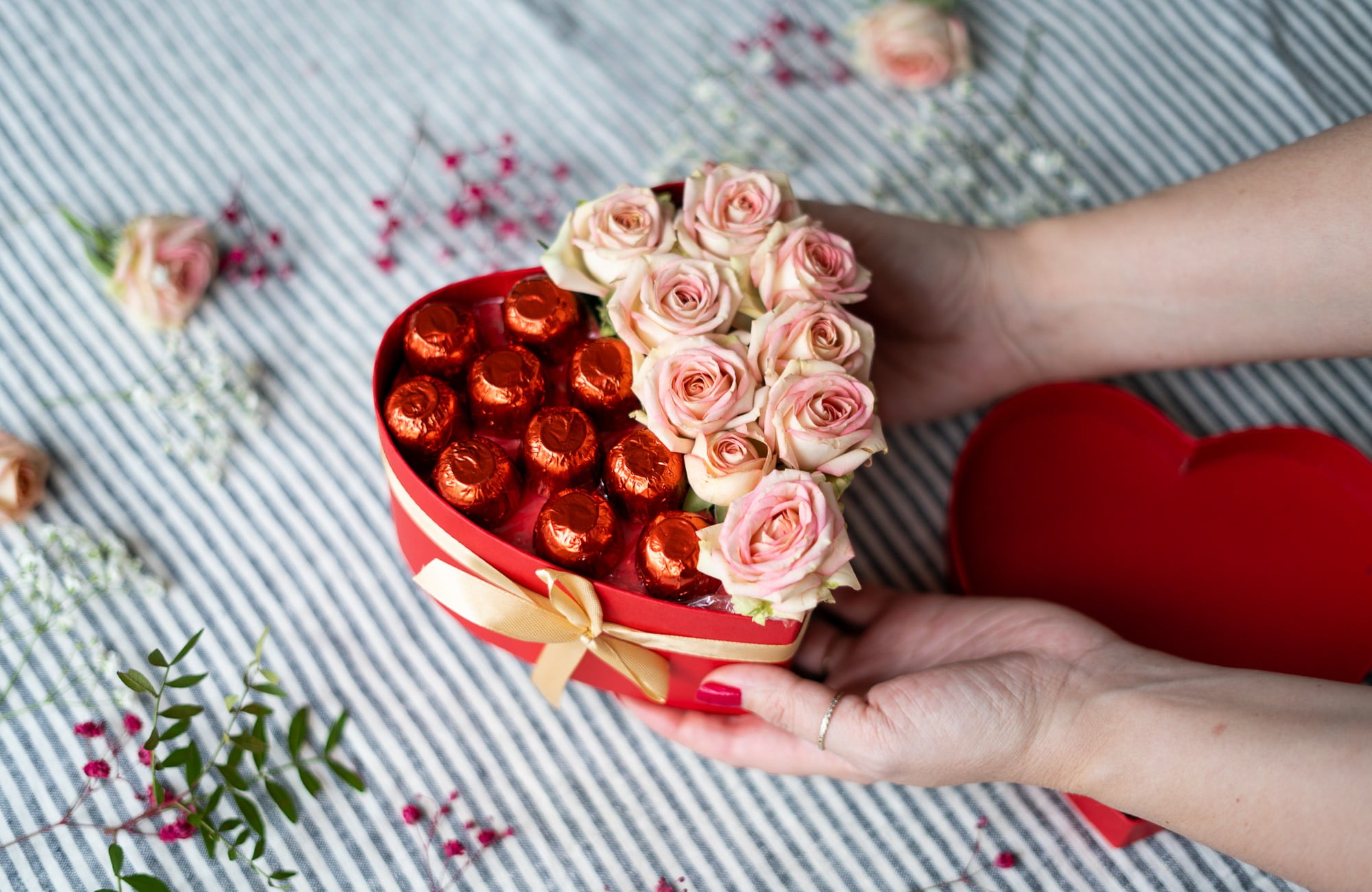 Cioccolato e fiori uniti a forma di cuore: un regalo originale per la mamma.