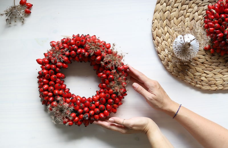 3 idee per ghirlande decorative con bacche di rosa canina