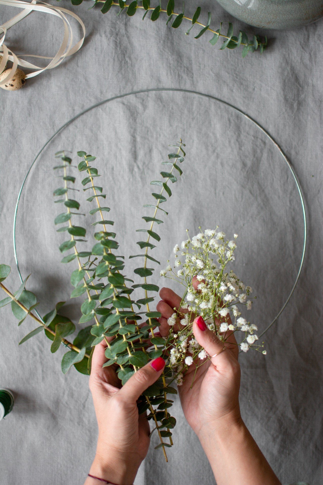 Tutto l'occorrente per una ghirlanda primaverile con l'eucalipto.