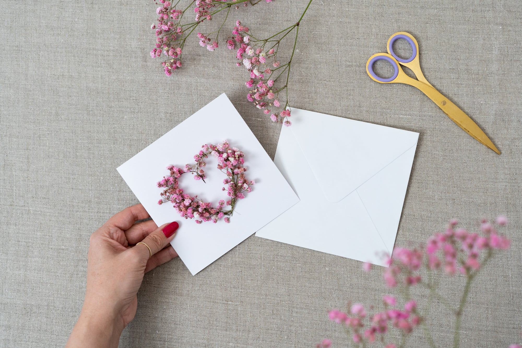 Un biglietto di San Valentino realizzato con piccoli fiorellini di campo.